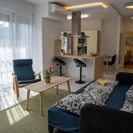 Sunshine Apartman With Free Parking Γκιόρ Εξωτερικό φωτογραφία