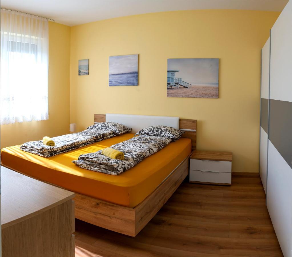 Sunshine Apartman With Free Parking Γκιόρ Εξωτερικό φωτογραφία