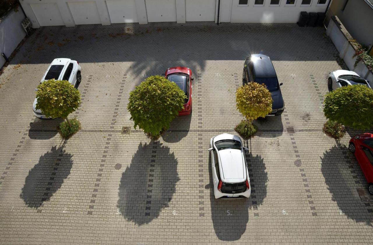 Sunshine Apartman With Free Parking Γκιόρ Εξωτερικό φωτογραφία